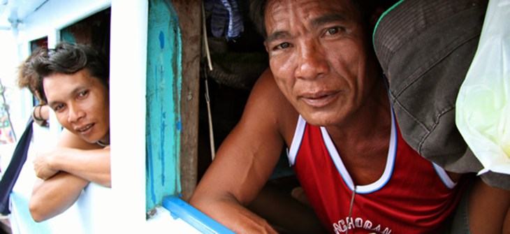burmese_fishermen_onboard_in_cramped_living_conditions_kuraburi_pier-2