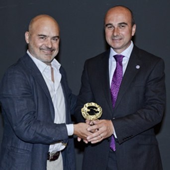 Philip Lymbery wins an international peace award