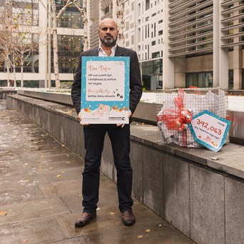 Deborah Meaden & Marc Abraham OBE join almost 400,000 people calling on both the UK & Scottish Governments to End the Cage Age
