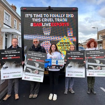 Ad van calls on UK Government to pass the Kept Animals Bill