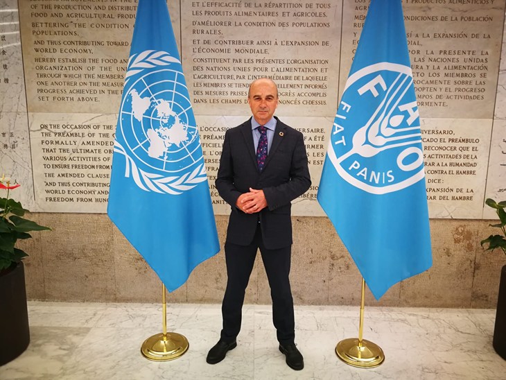 Compassion's CEO, Philip Lymbery standing between two UN flags at the UN Food Systems Summit in Rome